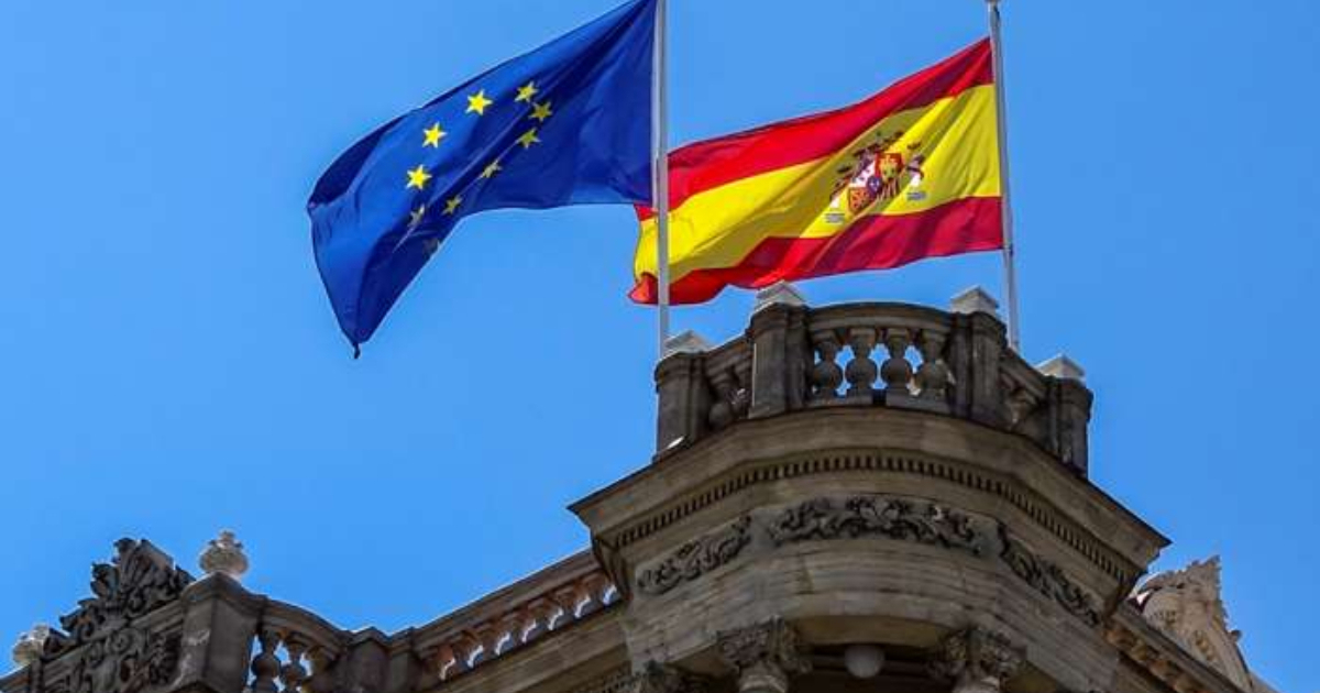 Consulado de España en Cuba con banderas de la Unión Europea y España © CiberCuba