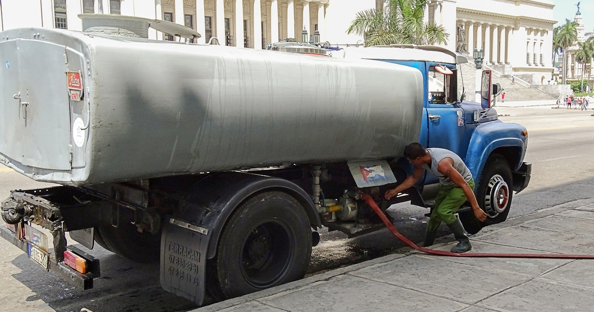 Pipa de agua en Cuba (Imagen referencial) © CiberCuba