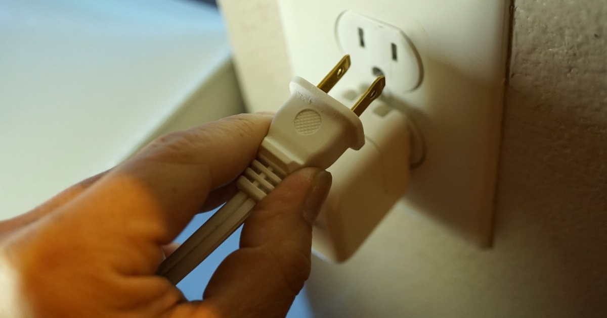 Persona enchufa un electrodoméstico a la corrientes (Imagen de referencia) © Facebook/U.S. Energy Information Administration