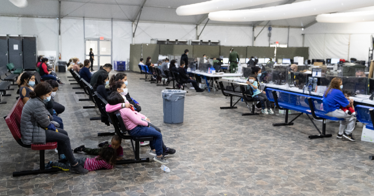 Inmigrantes en centro de procesamiento temporal en Texas © Flickr/CBP por Jerry Glaser