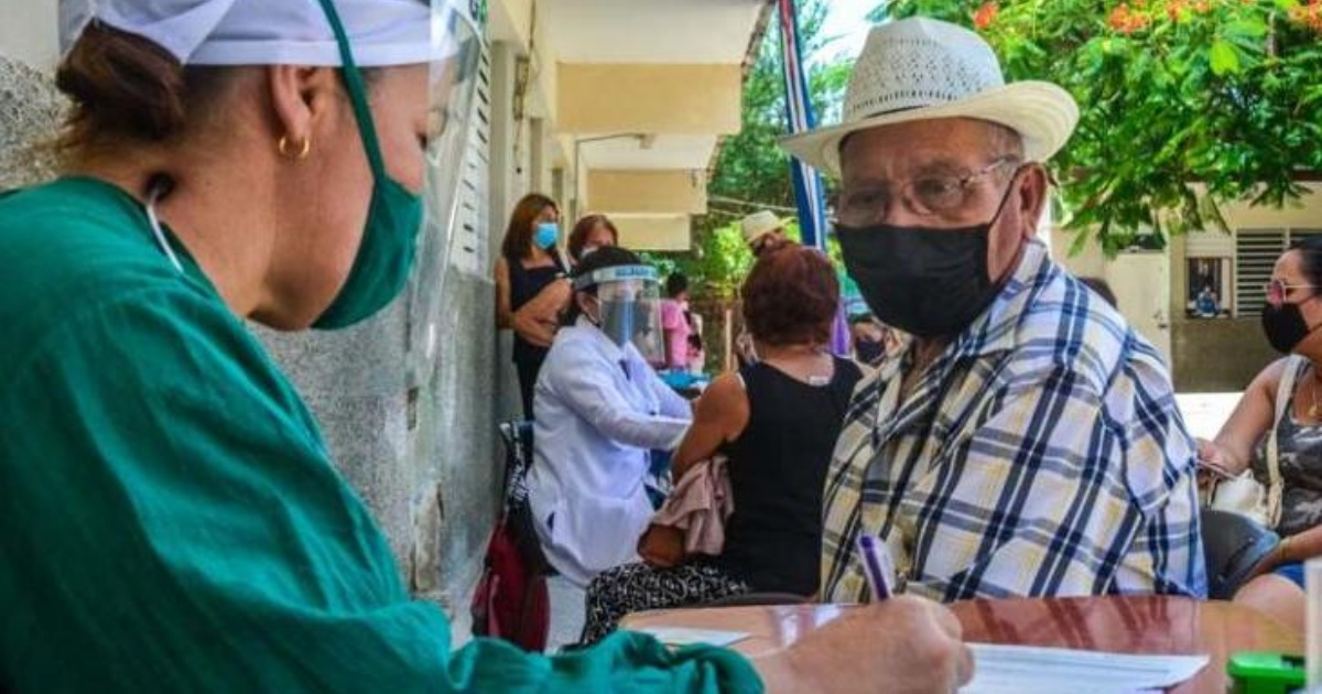 Personal sanitario atendiendo a pacientes en Cuba (Imagen de referencia) © ACN
