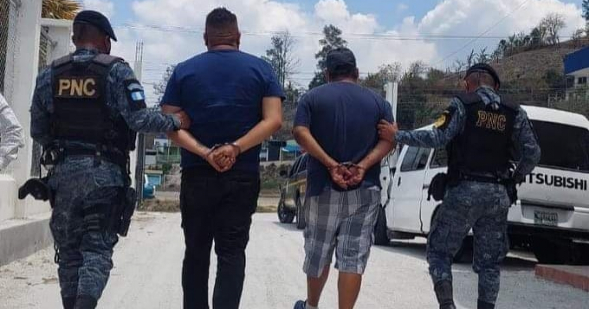 Policía de Guatemala arresta dos coyotes © PNC de Guatemala / Twitter