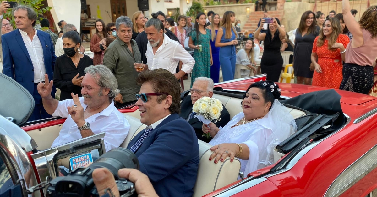 Benicio del Toro fue el chofer del coche que llevó a los homenajeados © Facebook / Libia Batista Mora