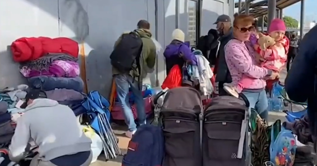 Migrantes ucranianos en la frontera de México y Estados Unidos © Twitter / Excélsior (Captura de pantalla)