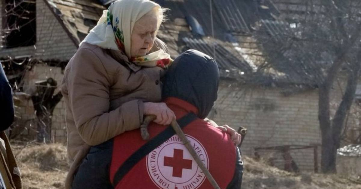 Cruz Roja en Ucrania evacúa a una anciana (imagen de referencia) © Twitter @RedCrossUkraine