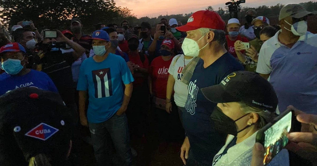 Miguel Díaz-Canel y la comitiva que le acompañó en su "trabajo voluntario" © Facebook / Cubadebate