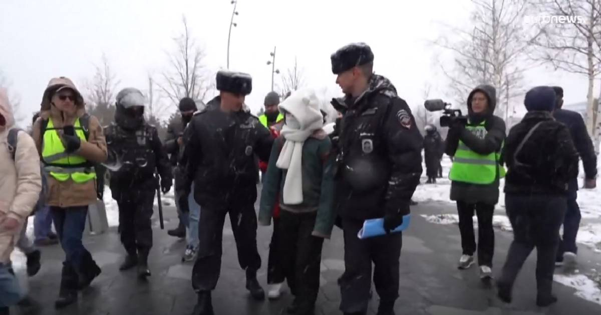 Policías rusos detienen a manifestantes contra la invasión a Ucrania © Captura de video/Yahoo Noticias