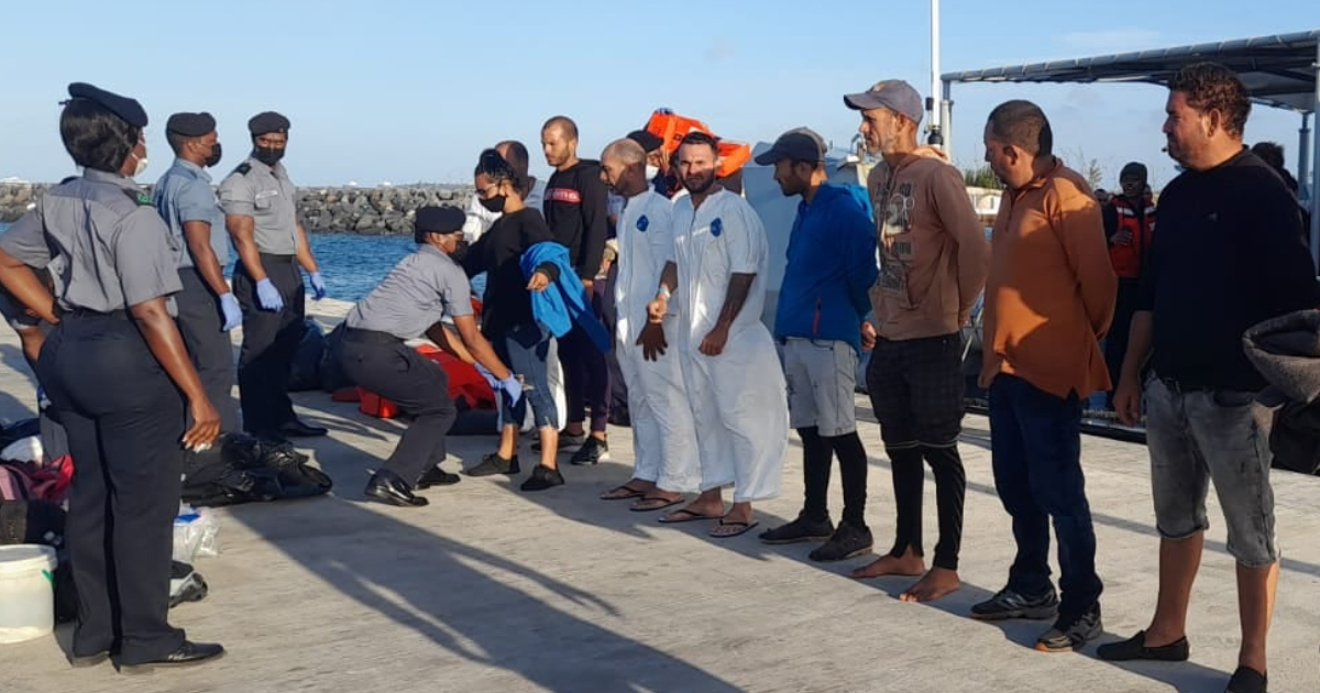 Balseros cubanos rescatados en Bahamas © Royal Bahamas Defence Force / Facebook