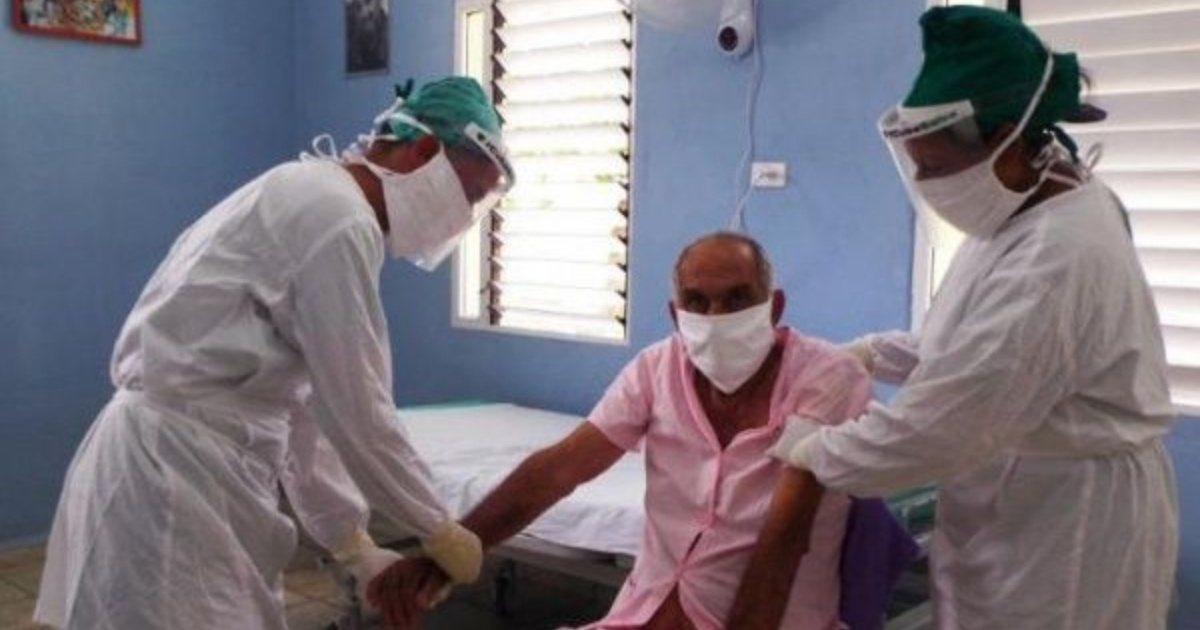 Personal sanitario atiende a un paciente en Cuba © Escambray