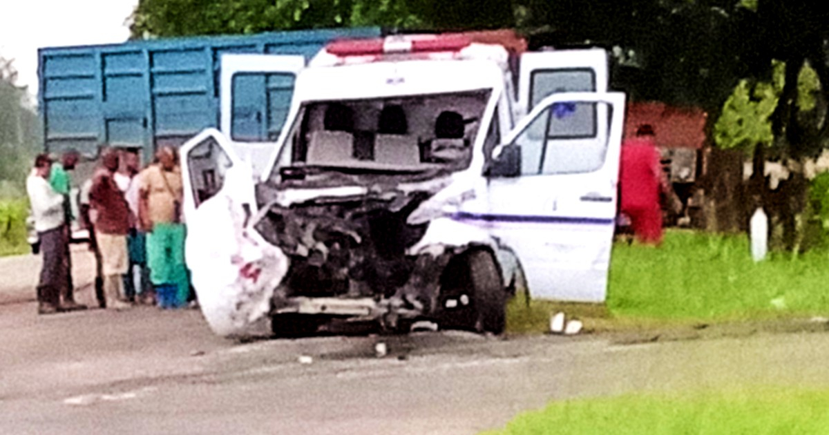 Estado en el que quedó la ambulancia tras el impacto © Facebook / Accidentes Buses & Camiones