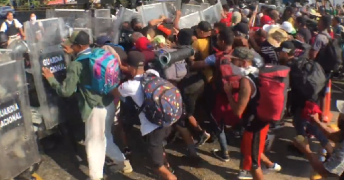 Migrantes de la caravana enfrentándose a la Guardia Nacional © Captura Video Twitter/Cristian Alegría
