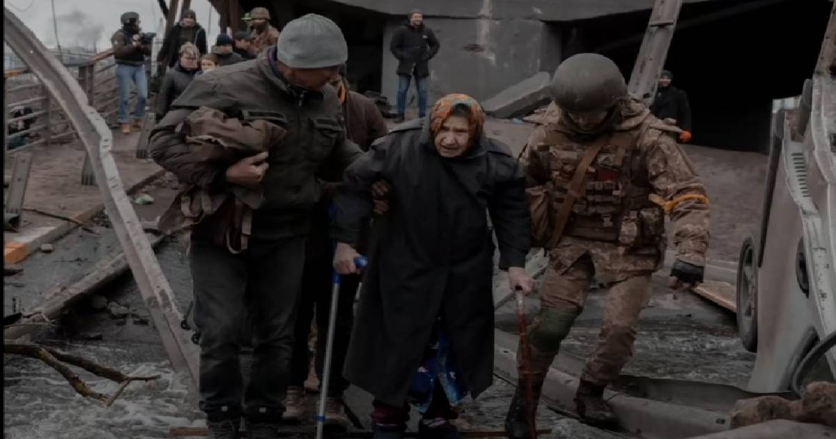 Militares ucranianos auxilian a una anciana (imagen de referencia) © Captura de video YouTube/Павел Цуман