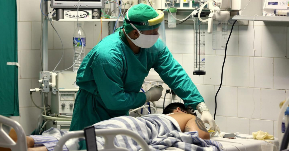Personal sanitario atiende a un paciente en Cuba (Imagen de referencia) © Twitter/José Ángel Portal Miranda