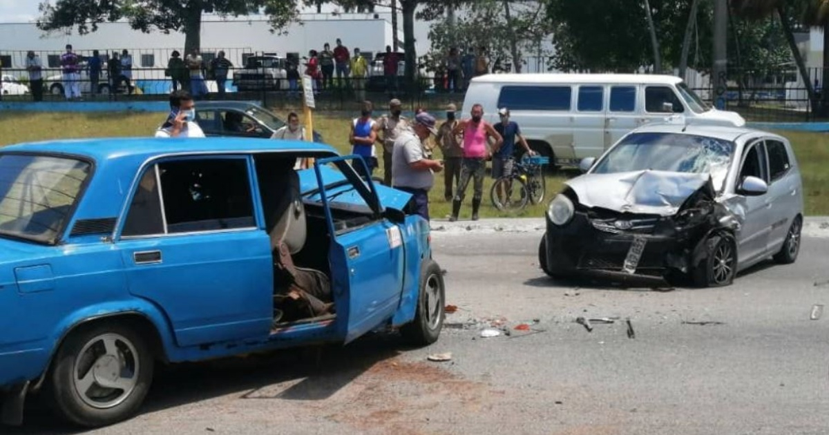 Estado en que quedaron ambos vehículos tras el fuerte impacto © Facebook/ Accidente Buses & Camiones