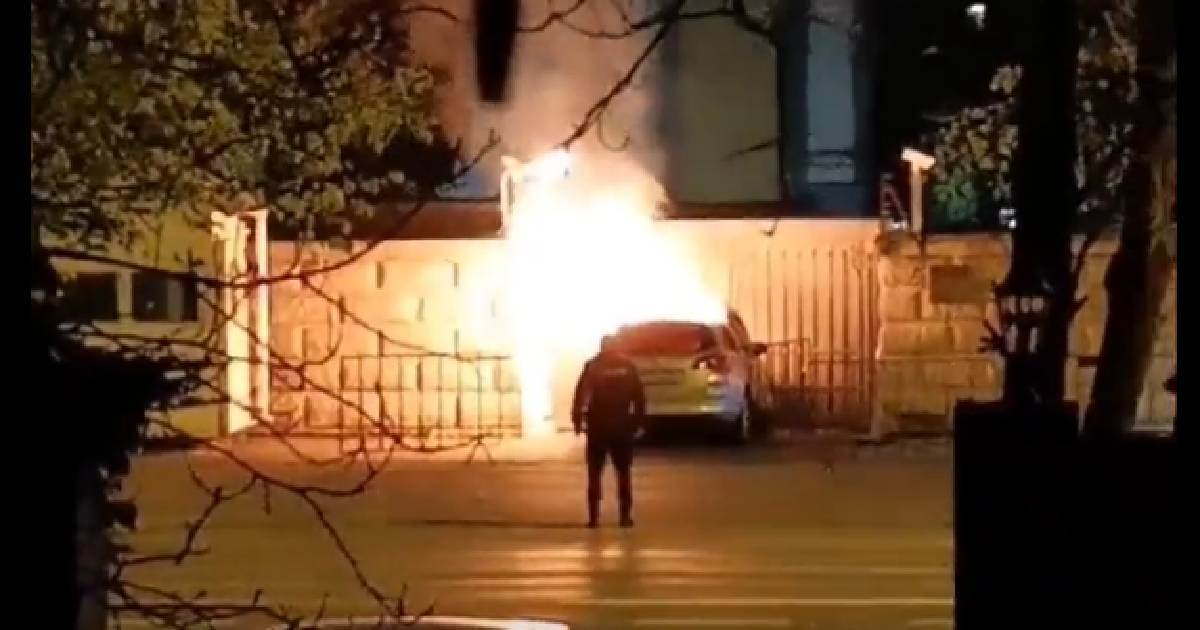 Auto incendiado ante embajada de Rusia en Rumania © Captura de video / Twitter Emmanuel Rosalez