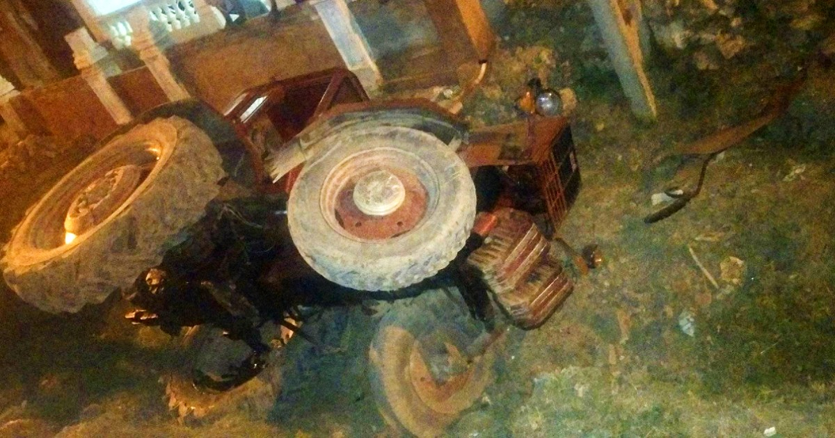 El tractor que cayó en una zanja abierta en una calle de Trinidad © Facebook / Accidentes Buses & Camiones
