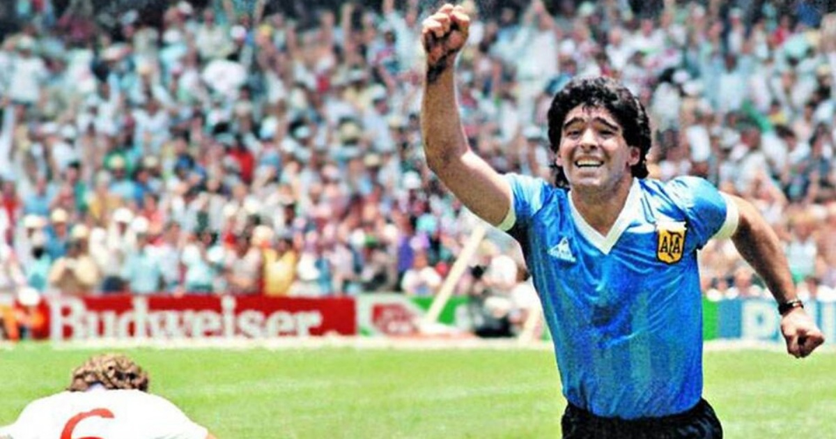 Maradona durante el histórico partido contra Reino Unido en 1986 © Picryl.com