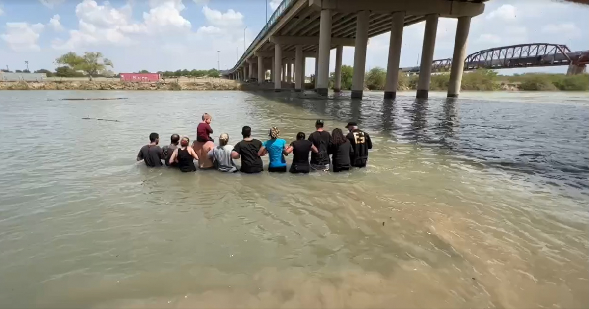 Cubanos cruzando el Río Bravo © Captura de video Facebook / Impacto Visión Noticias