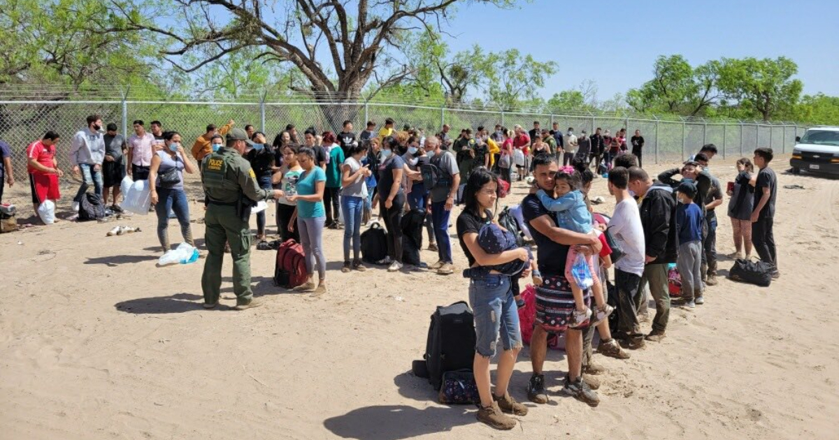 Migrantes cubanos en paso fronterizo de Texas © Twitter/ Ali Bradley 