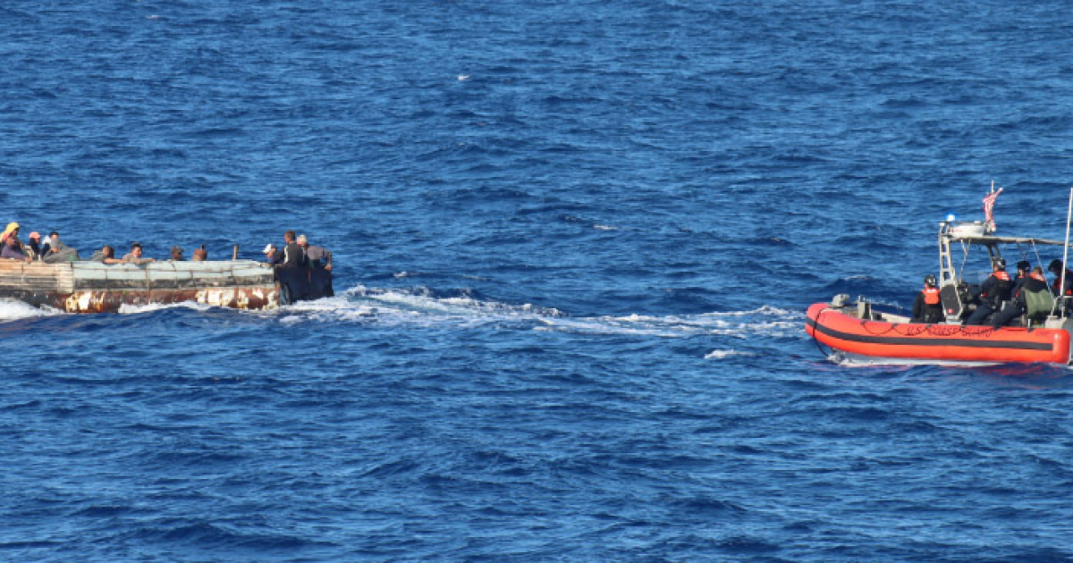 Una embarcación es interceptada por la Guardia Costera © USCG