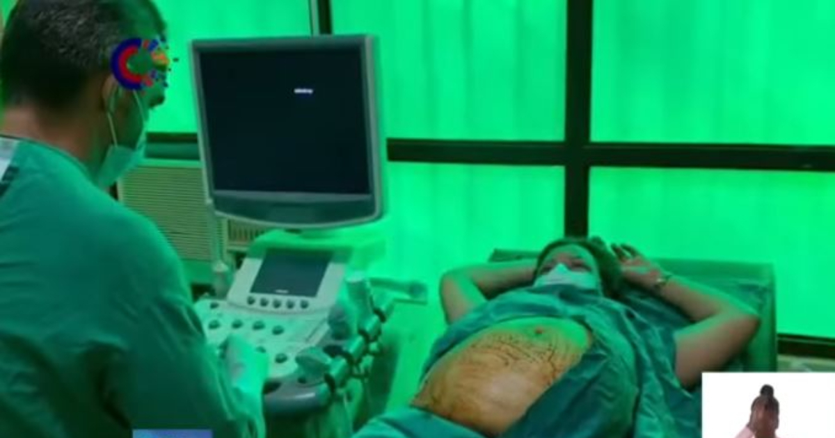 Médico hace ultrasonido a la madre de la bebé con el tumor gigante © Captura de video de YouTube de Canal Caribe
