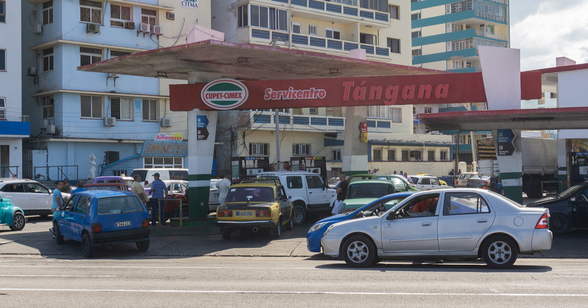 Cola en gasolinera de La Habana (Imagen de archivo) © CiberCuba