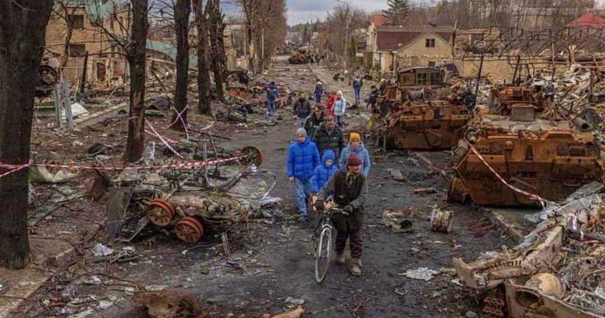 Civiles ucranianos en una ciudad bombardeada (Imagen de referencia © Twitter/Defence of Ukraine