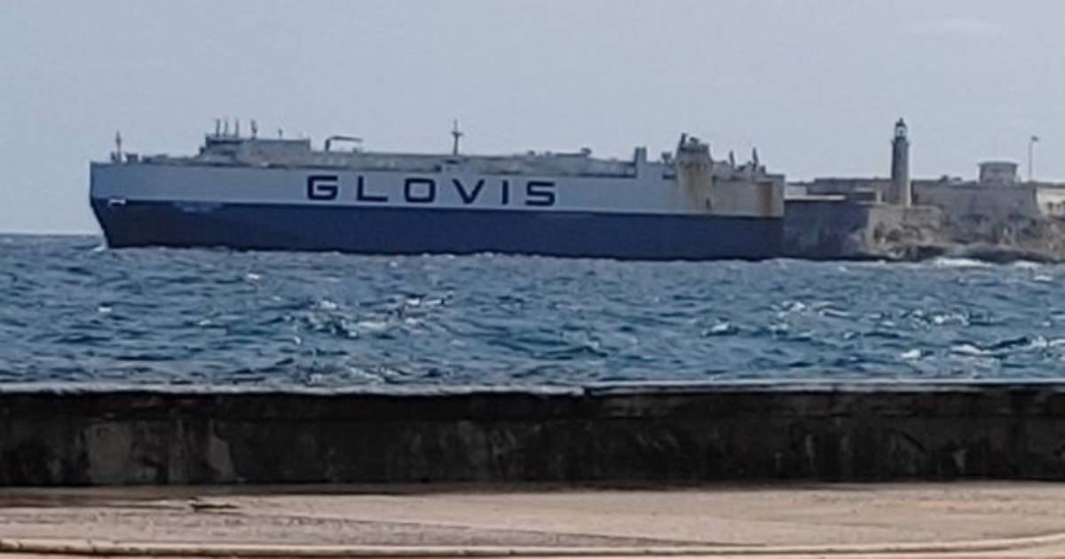 Buque Glovis con carga de Hyundai entra en la Bahía de La Habana © Twitter @luarCespedes
