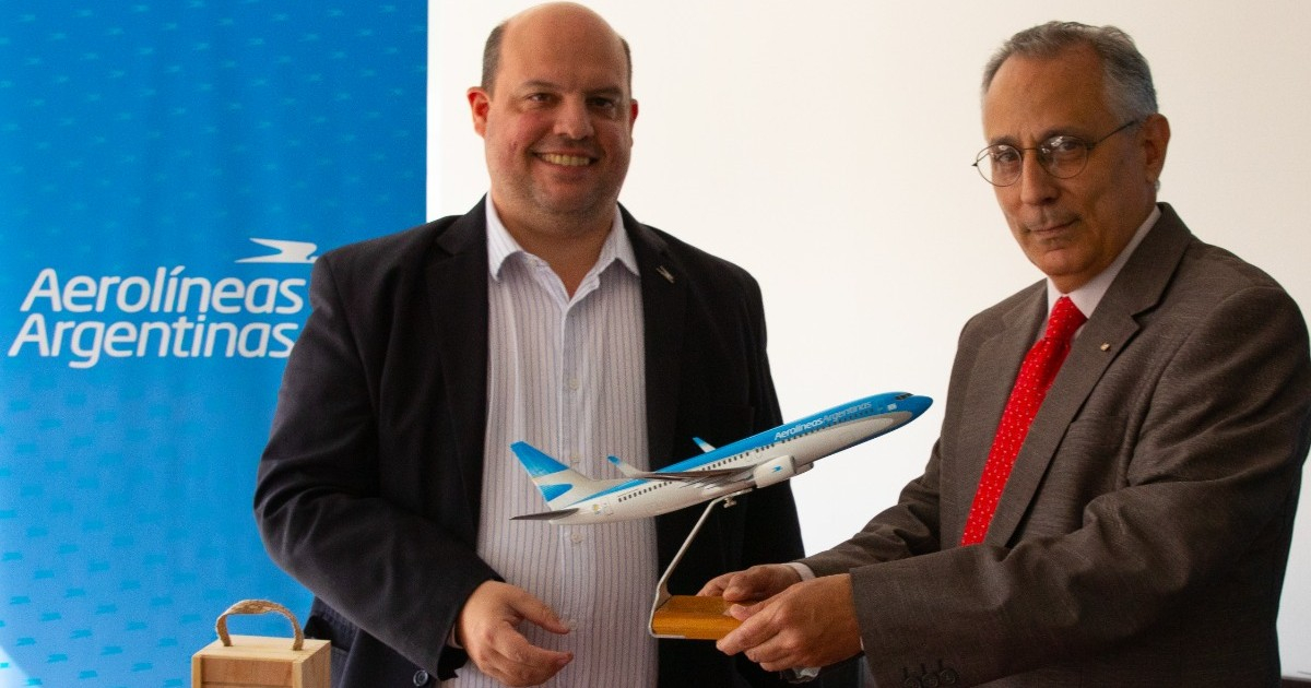 El presidente de la aerolínea, Luis Pablo Ceriani, y el embajador cubano, Pedro Prada Quintero © Twitter / Pablo Ceriani