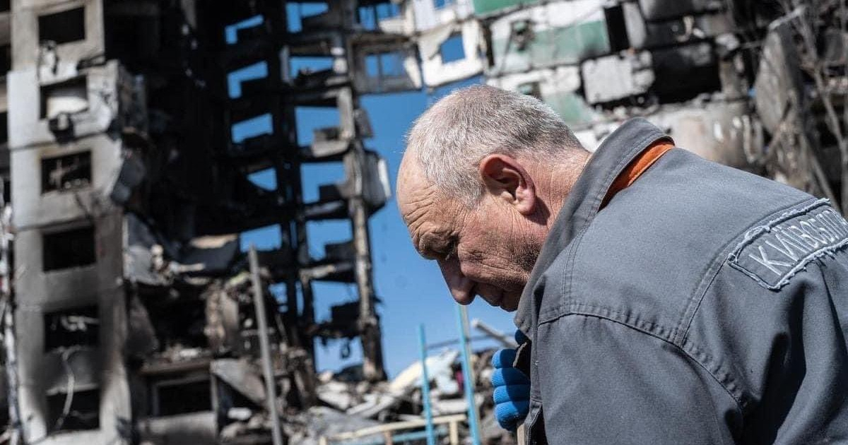 Civil ucraniano trabaja en la limpieza de escombros tras un bombardeo ruso © @DefenceU