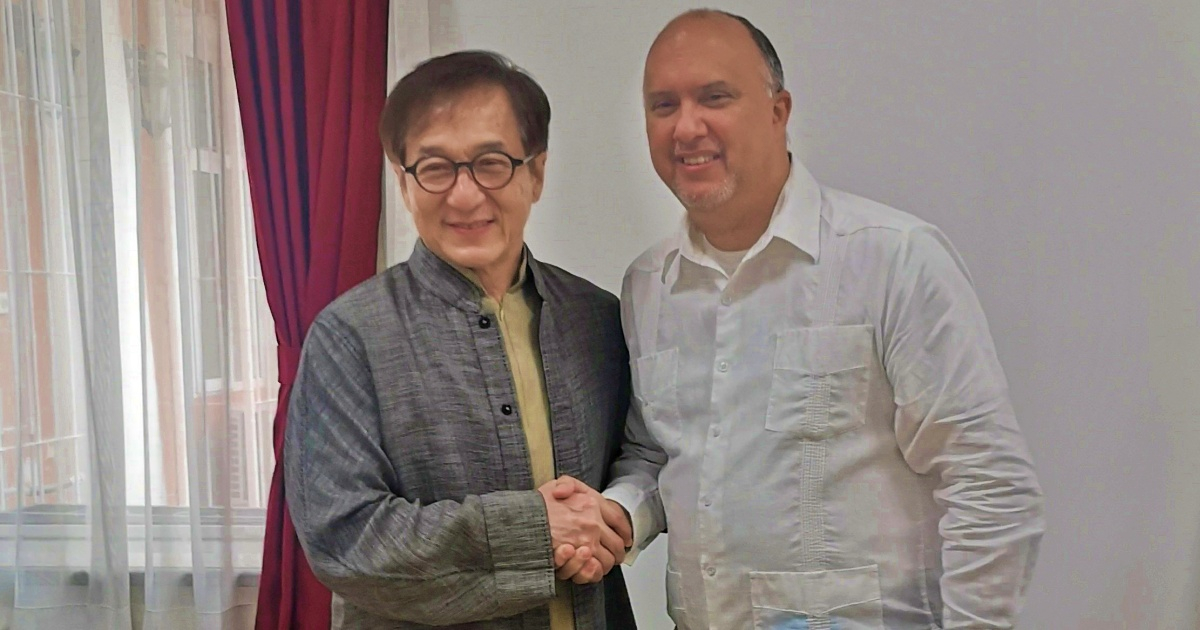 Jackie Chan junto al embajador de Cuba en China, Carlos Miguel Pereira © Twitter/Emba Cuba-China