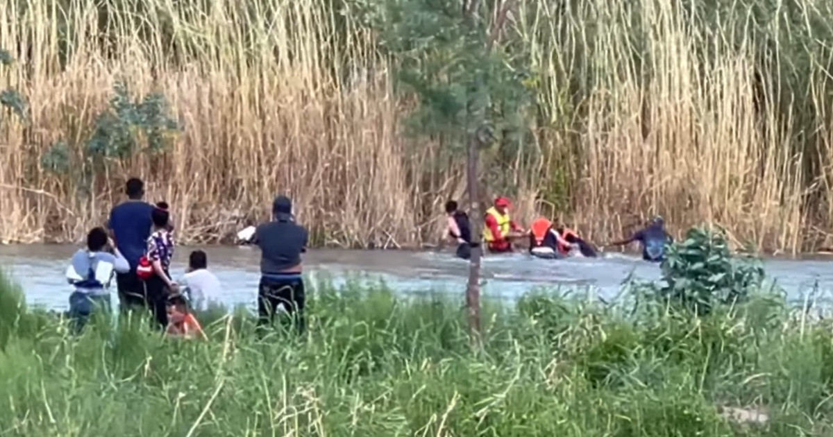 Inmigrantes cruzando el río Bravo © Captura Facebook/ImpactoVisión Noticias