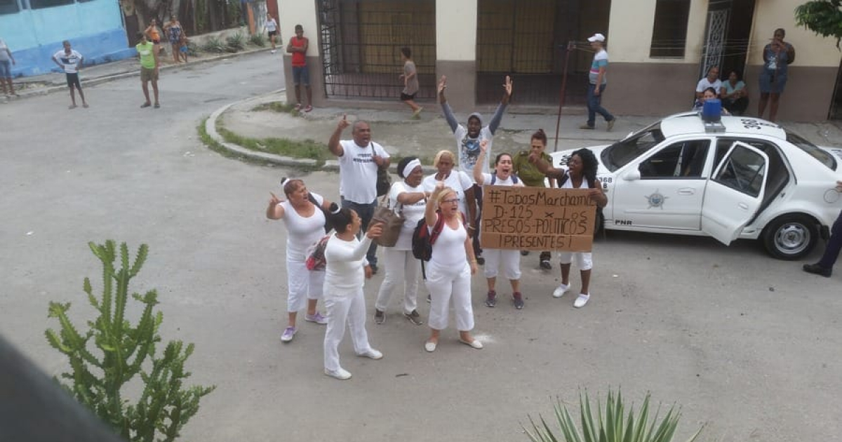 Damas de Blanco cercadas por la policía © Facebook/Berta Soler