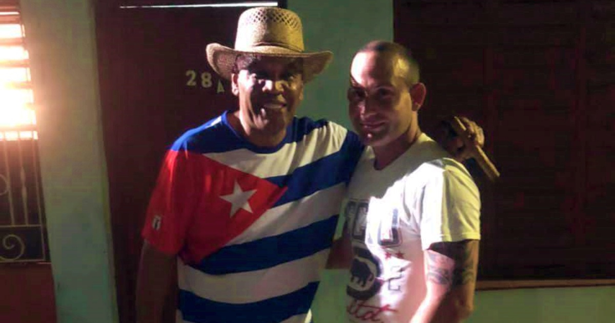 Víctor Mesa junto a un aficionado en Villa Clara © Facebook/Julio Alberto Gonzalez