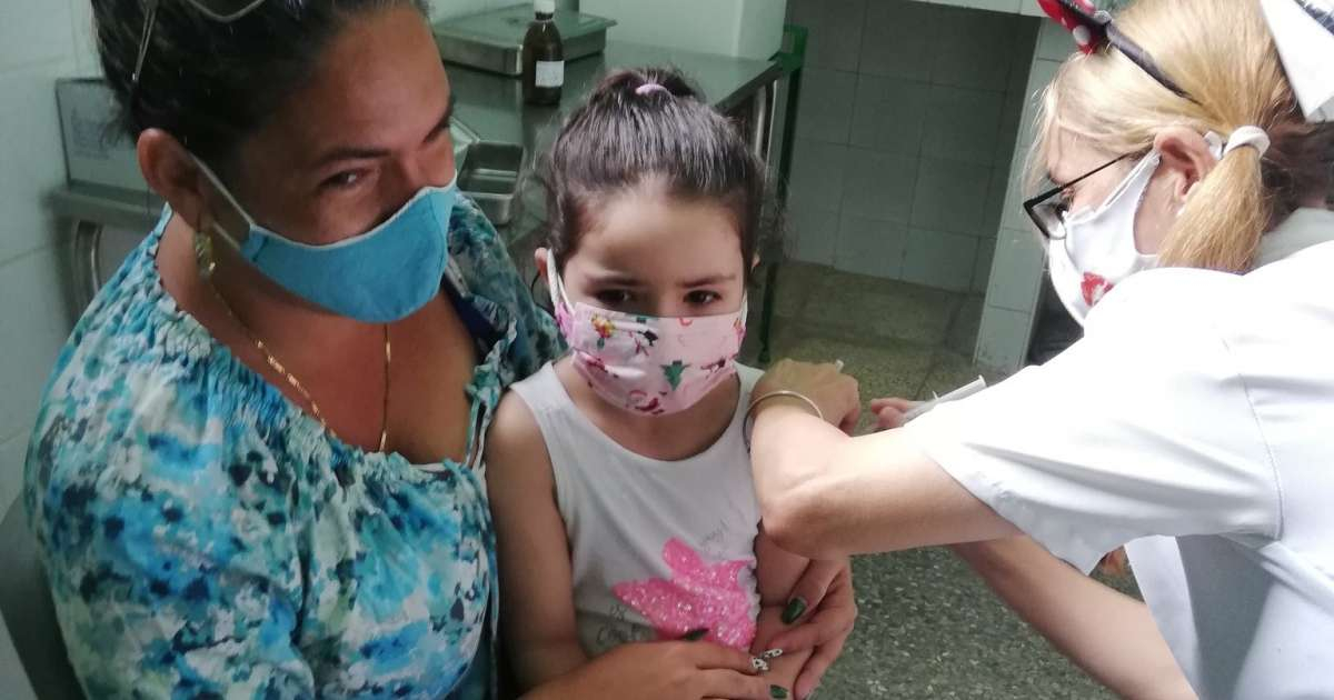 Vacunación a niña en Cuba (Imagen de referencia) © Twitter / Dirección Provincial de Salud. La Habana