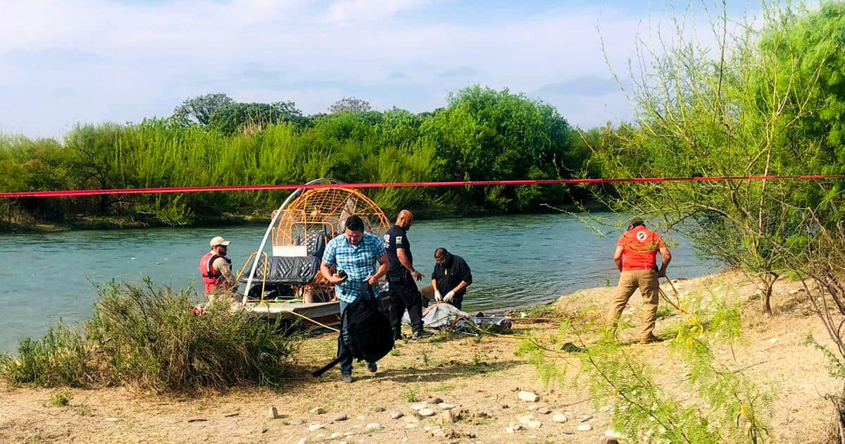 Levantamiento del cadáver del presunto migrante ahogado este viernes en el río Bravo © Facebook / ImpactoVisión Noticias