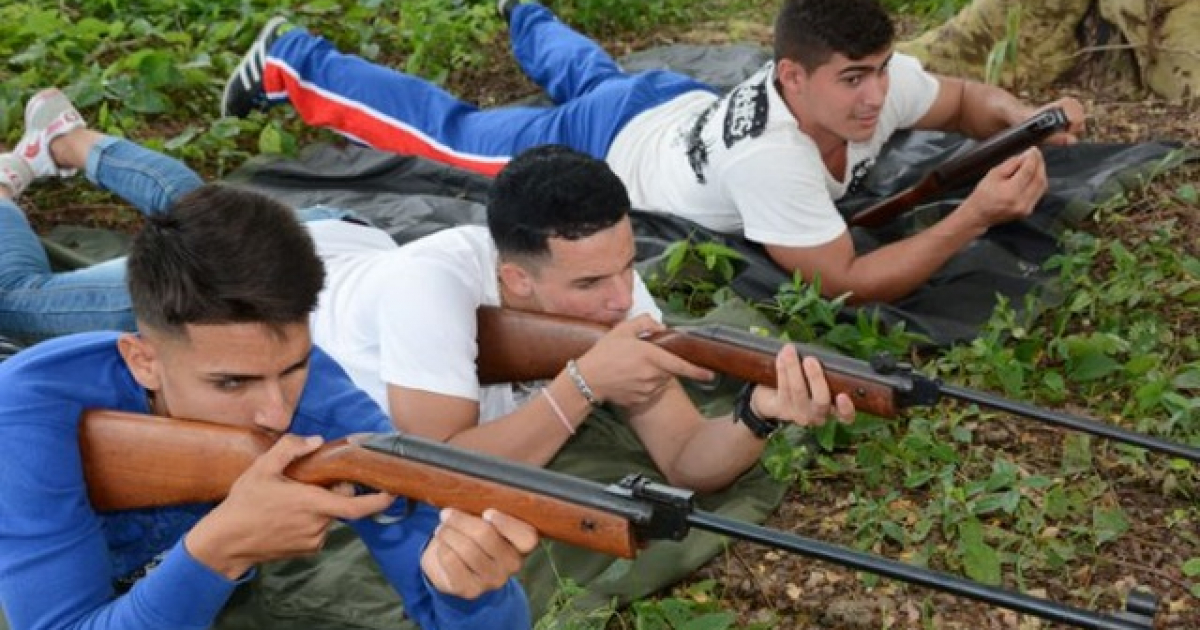 Universitarios cubanos en prácticas de tiro © Juventud Rebelde
