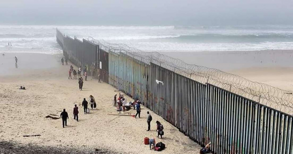 Muro que separa EE.UU. y México en la playa entre San Diego y Tijuana © Wikimedia Commons