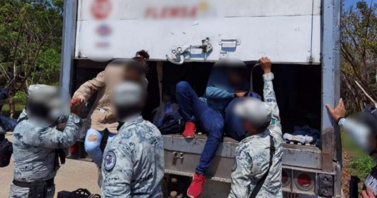 Inmigrantes cubanos detenidos cuando iban escondidos dentro de un camión en Veracruz © INM / Twitter
