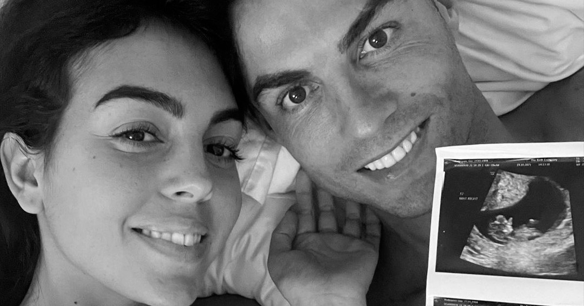 Georgina Rodríguez y Cristiano Ronaldo con ecografía de su bebé © Instagram / georginagio