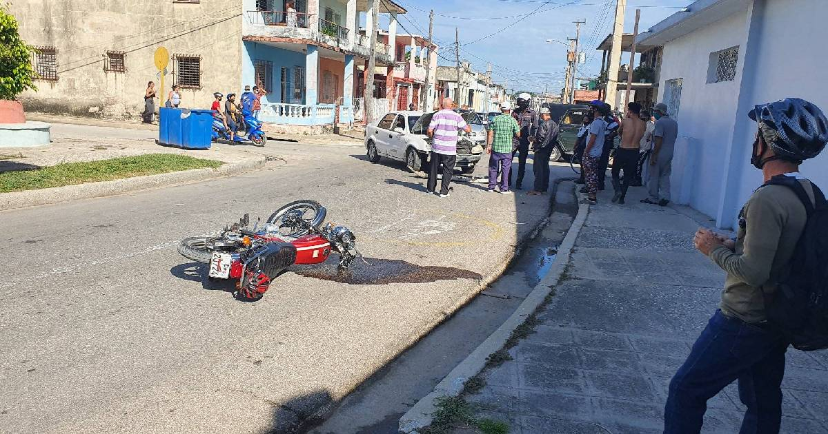 Accidente de tránsito entre una moto y un auto en Camagüey © Facebook / Marlon Diaz