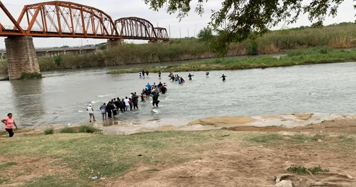 Migrantes cruzan el Río Bravo por Piedras Negras © Lo que otros callan Piedras Negras en Facebook