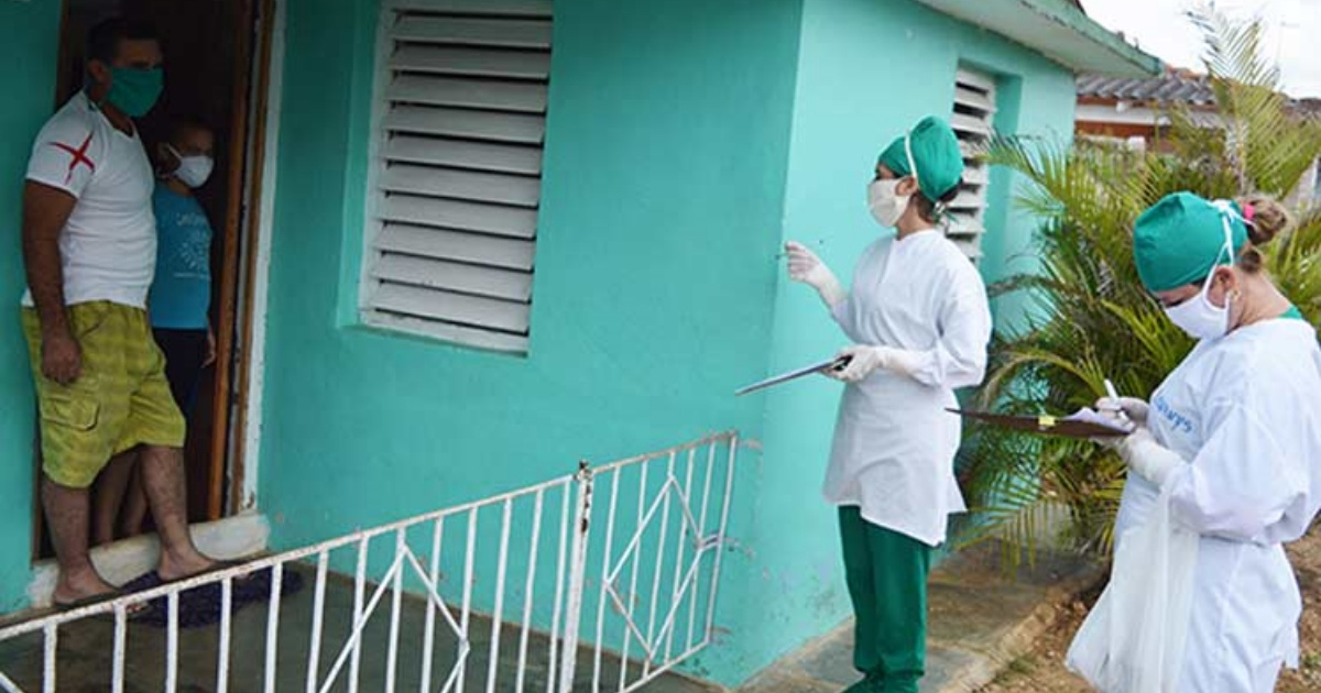 Personal sanitario visita una vivienda en Cuba (Imagen de referencia) © Prensa Latina