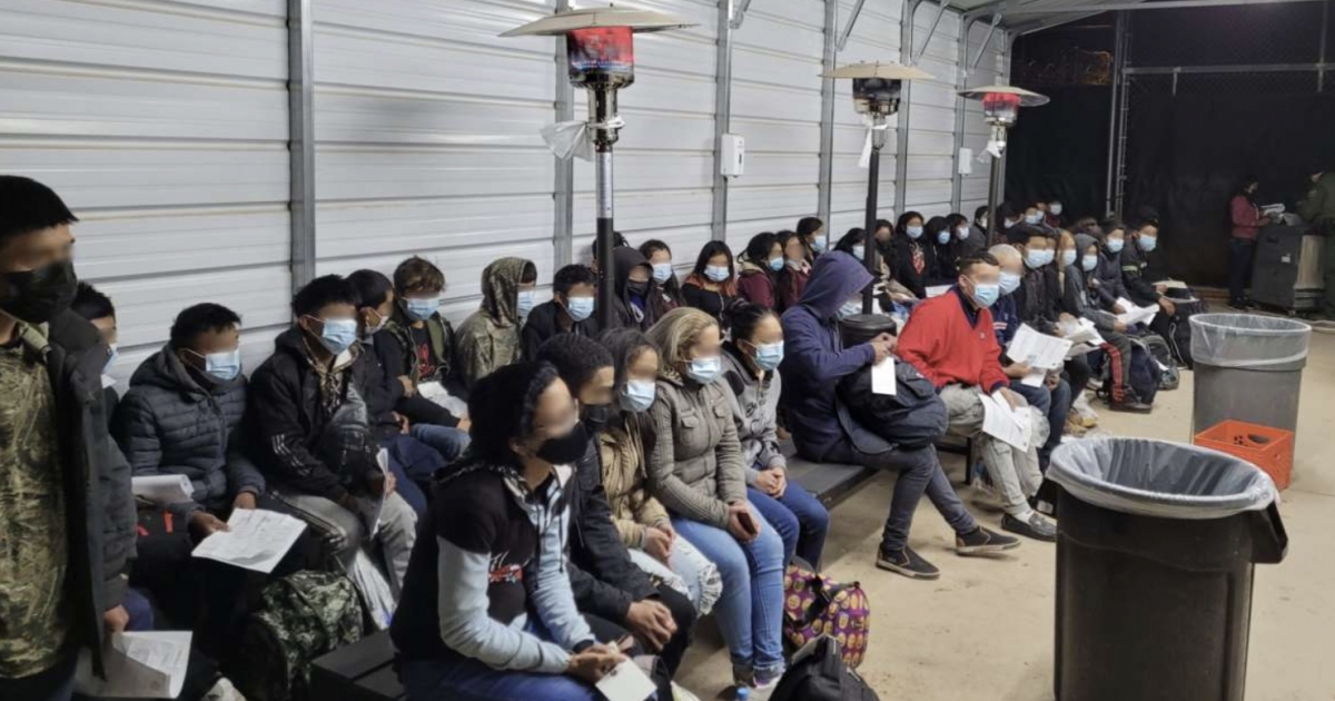 Migrantes detenidos en la frontera con México © Twitter / @USBPChiefTCA
