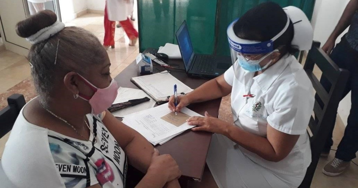 Personal sanitario atiende a un pacientes (Imagen de referencia) © Facebook/Dirección Provincial de Salud de Ciego de Ávila