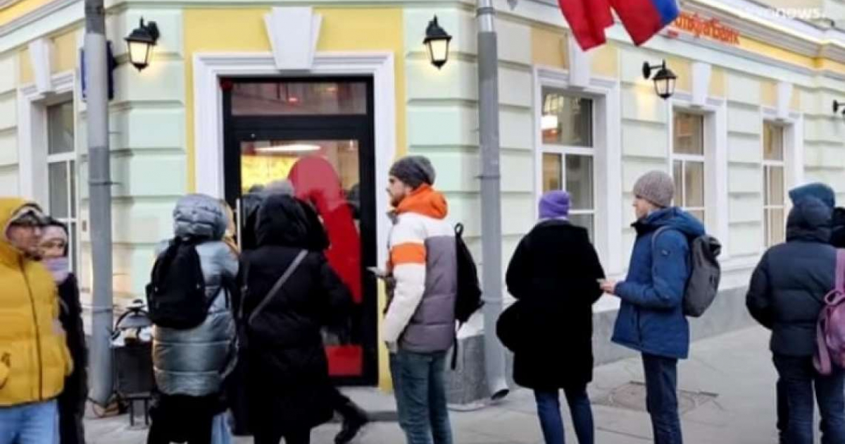 Cola a la entrada de un banco en Rusia © Captura de video / YouTube Euronews en español