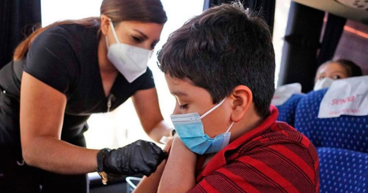 Un niño mexicano es vacunado contra la COVID-19 (imagen de referencia) © Rumbo Nuevo