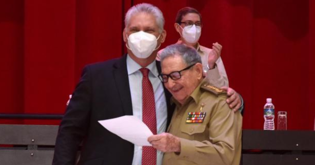 Diaz-Canel y Raúl Castro en clausura del congreso del PCC © Granma / Estudios Revolución