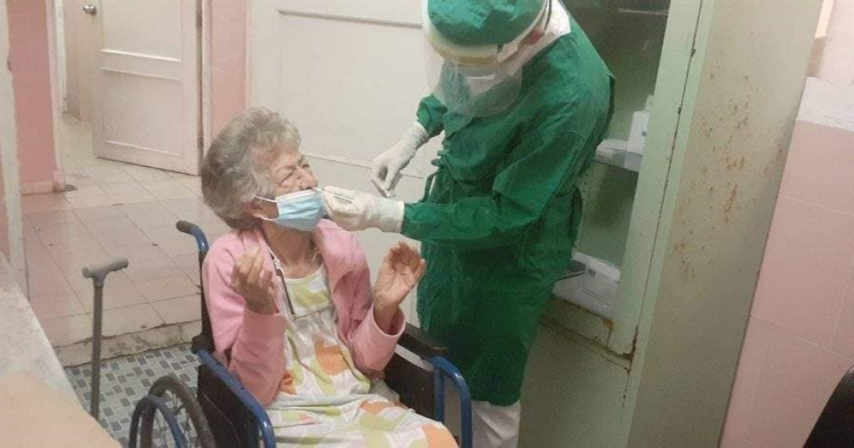 Personal sanitario aplica un test PCR a una anciana en Cuba (Imagen de referencia) © Facebook/Dirección Provincial de Salud de La Habana