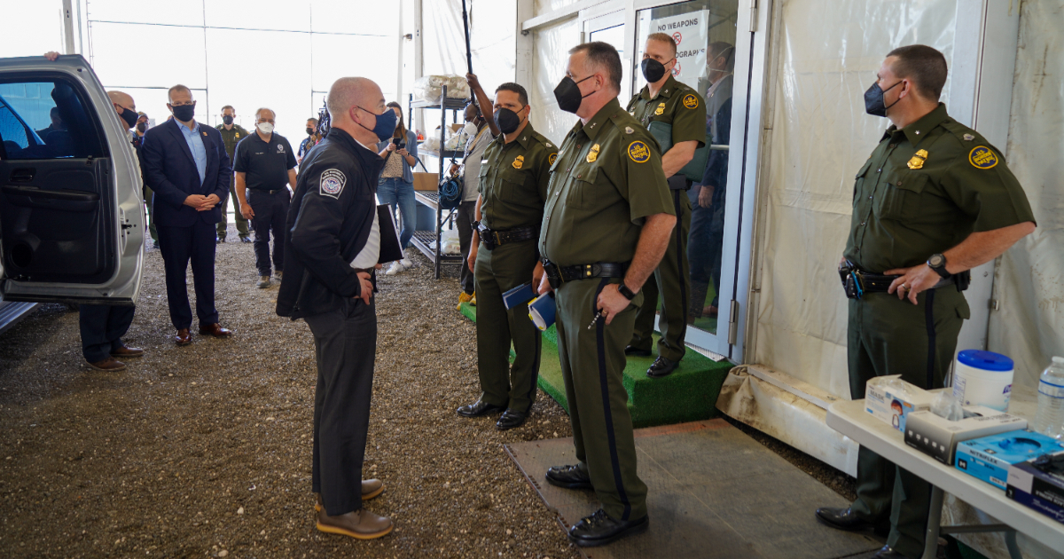 Secretario de Seguridad Nacional, Alejandro N. Mayorkas, con jefes de la Patrulla Fronteriza © Flickr / U.S. Customs and Border Protection